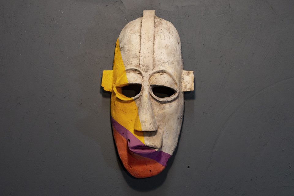 le maschere di Marco Stefanelli trasformano simboli tribali in sculture in cemento